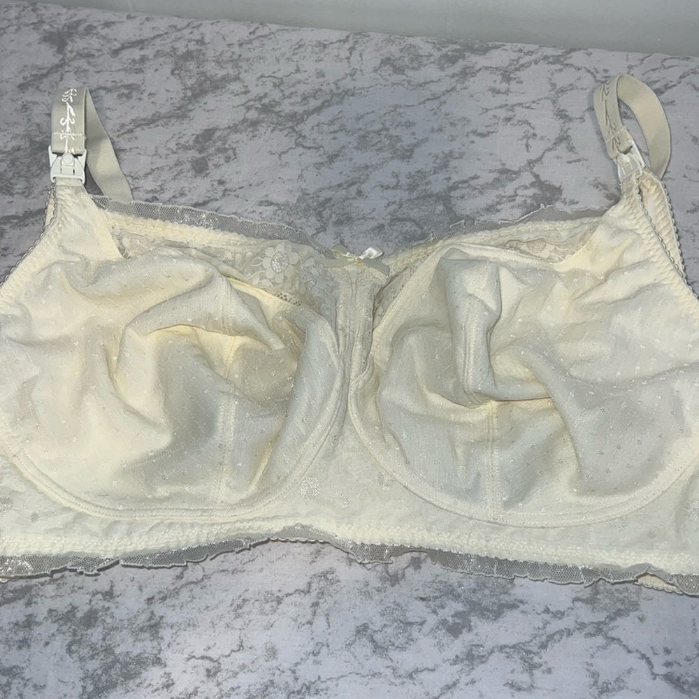 NWT Bravado Designs Breastfeeding Womens Bra Cream Color 1103
